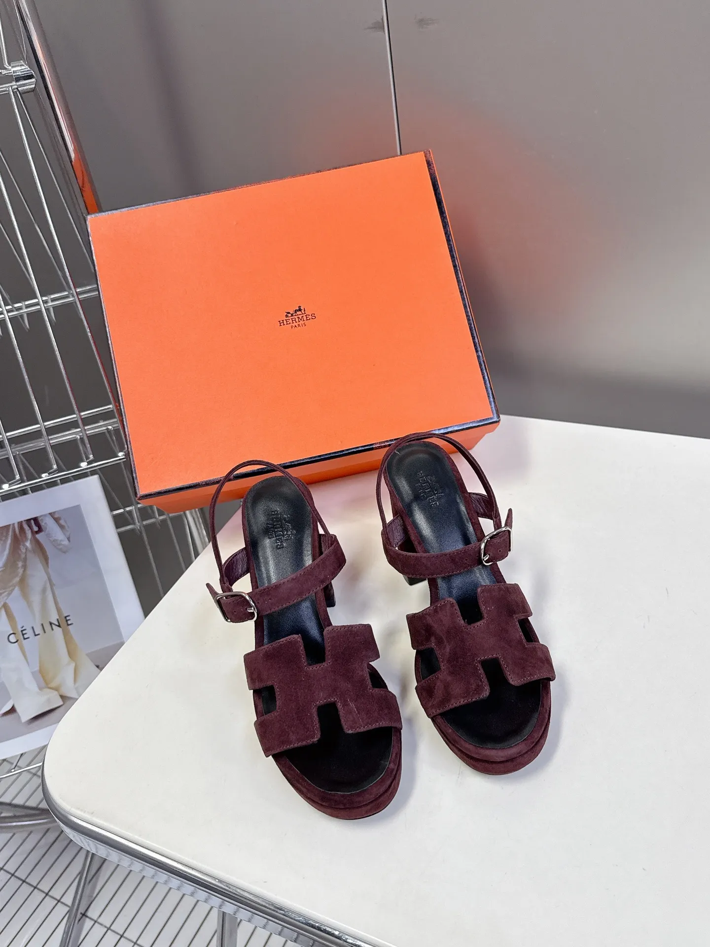 👟👟Ex-factory price 620👟👟 Hermès new spring and summer high-heeled sandals 🧡Upper: imported first-layer suede cowhide, mixed lambskin for feet, original leather outsole. You get what you pay for, genuine materials, whether it is leather, last shape, sole, or craftsmanship, all are consistent with ZP❗️ 🧡Suede high-heeled sandals, classic "H"-shaped upper with flexible ankle strap to highlight the slender ankle, about 9 cm high heels to reshape the body shape, genuine leather soles to enhance style, simple and smooth design, creating a fashionable and feminine look.  🧡Size: 35-39 yards (40 can be customized with no return or exchange) 🧡Color: multi-color 🧡Heel height: about 9 cm at the heel and 2 cm at the bottom